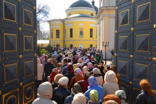 Люди пришли к святой Матроне Московской в Покровский монастырь