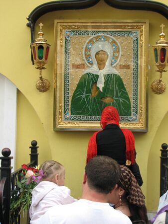 У иконы святой Матроны Московской в Покровском монастыре в Москве