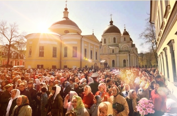 Люди пришли поклониться святой Матроне Московской в Покровский монастырь