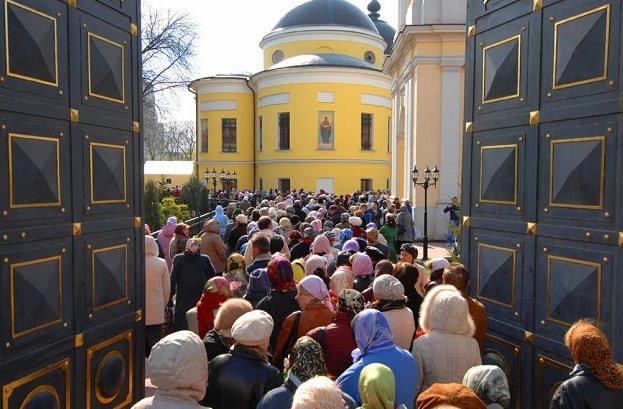 Люди пришли поклониться святой Матроне Московской в Покровский монастырь