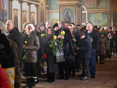Люди пришли поклониться мощам святой Матроны Московской