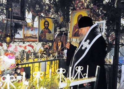 Патриарх Алексий II служит литию на могиле святой Матроны Московской