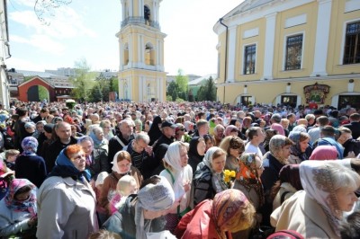 Люди пришедшие в Покровский монастырь в Москве
