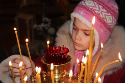 Люди пришли поклонится мощам святой Матроны Московской