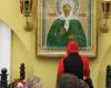 У иконы святой Матроны Московской в Покровском монастыре в Москве