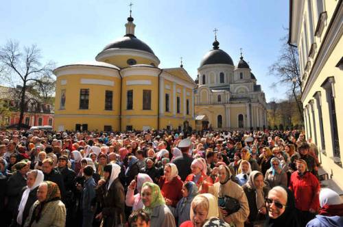 Люди пришедшие в Покровский монастырь в Москве