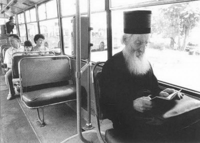 Сербский Патриарх Павел в троллейбусе