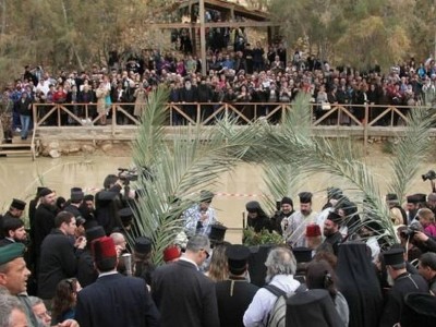 Иордан поворачивает течение назад в праздник крещения Господня