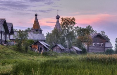 Дом в деревне рядом с церковью